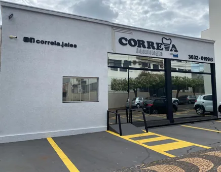 Fachada da unidade de Jales: prédio claro com o letreiro da Correia Odontologia, o perfil do Instagram correia.jales e o telefone 3632-0199