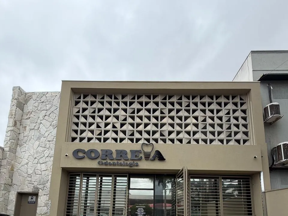 Fachada da unidade de São José do Rio Preto: prédio de esquina com cobogó e o letreiro da Correia Odontologia sobre a entrada