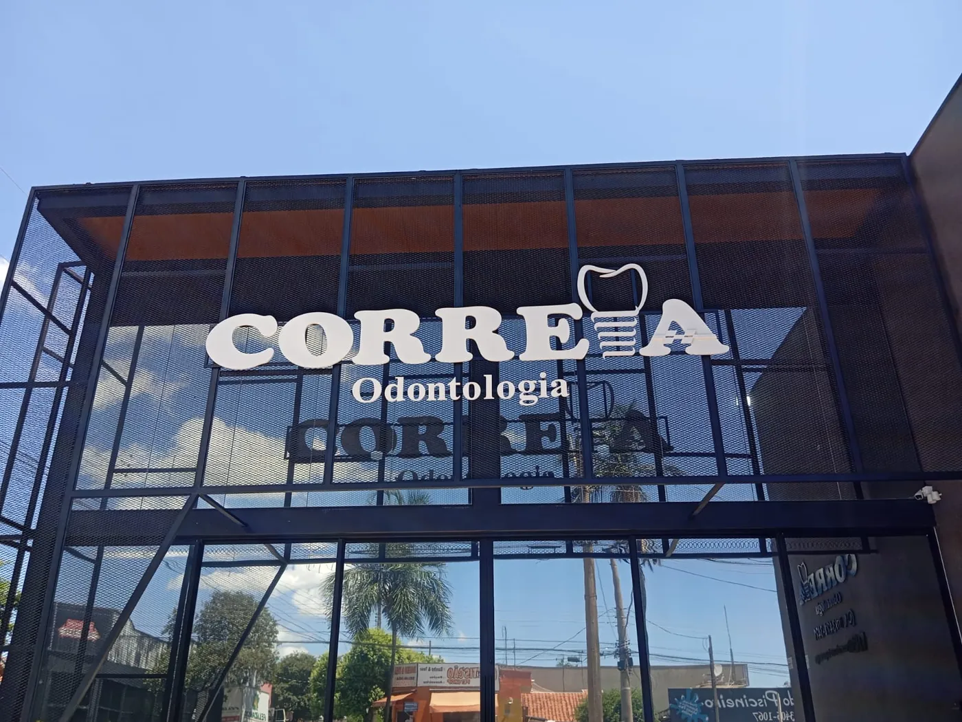 Fachada envidraçada da unidade de Votuporanga com o letreiro da Correia Odontologia aplicado no vidro