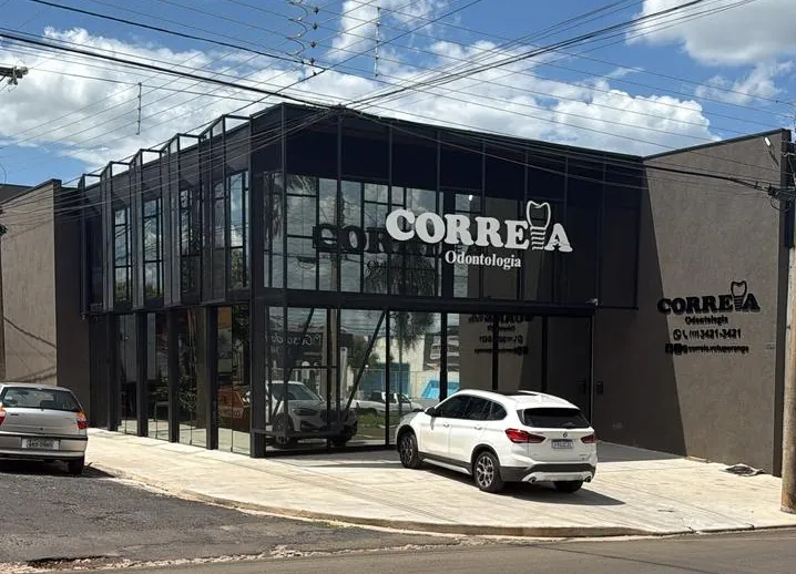Prédio de dois andares da unidade de Votuporanga, visto da esquina, com carros estacionados em frente